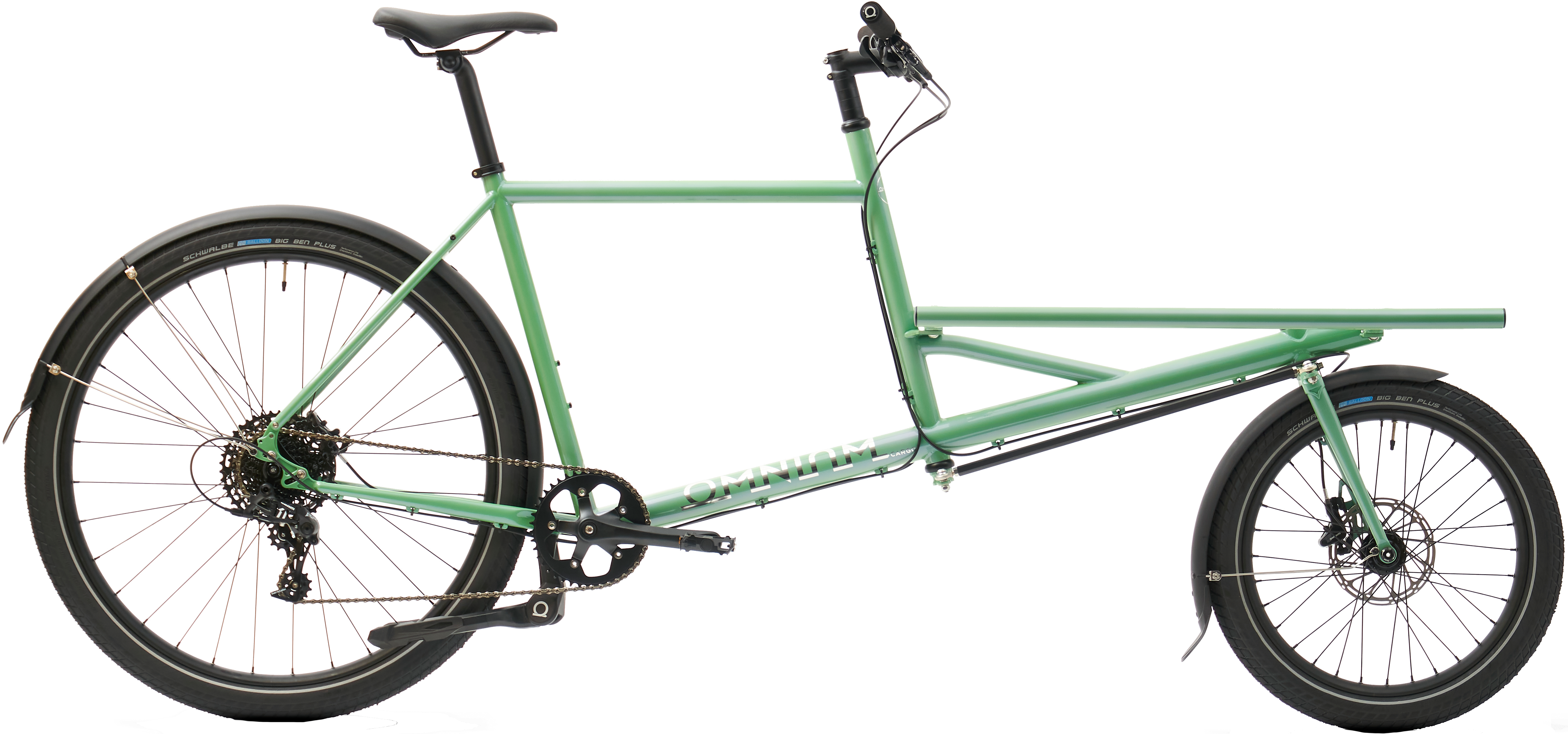 Un Omnium Cargo vert vue de profil.