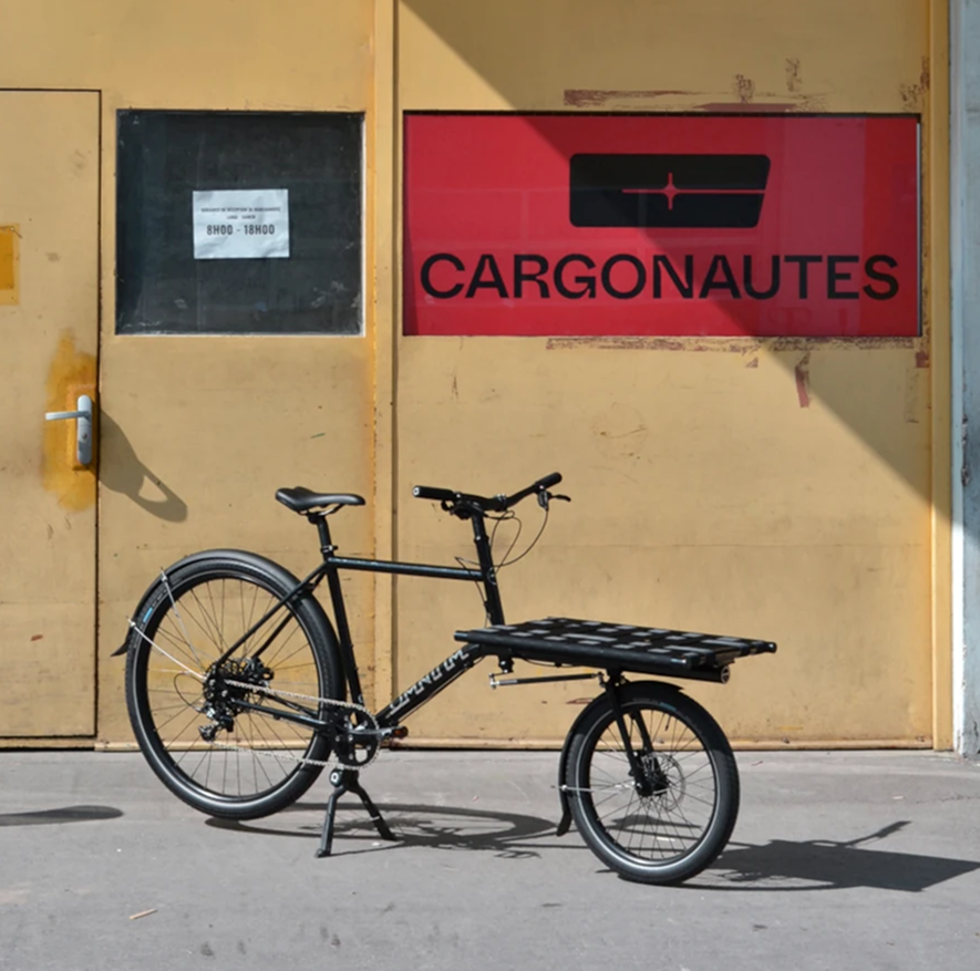 Un vélo cargo Omnium garé devant le local