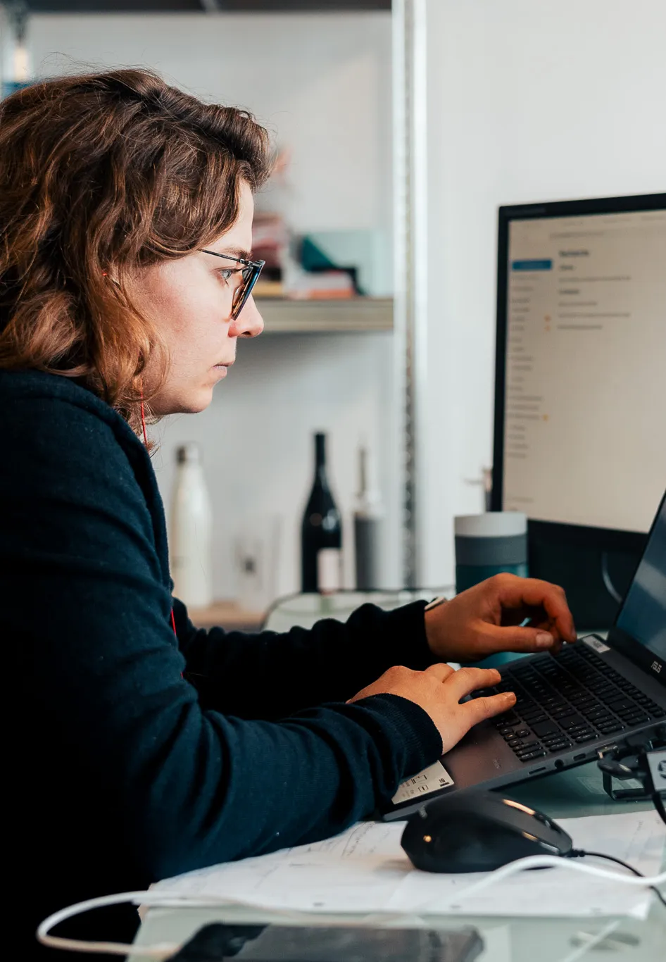 Une développeuse entrain de coder.