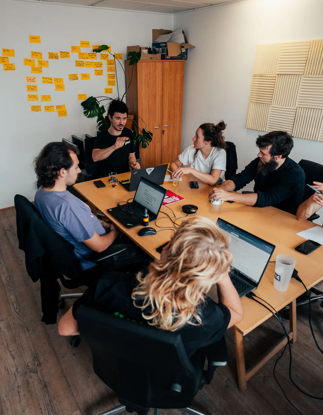 Une formation en cours autour d'une grande table.