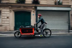 Une miniature d'un livreur entrain de travailler, pour illustrer les services de Cargonautes.