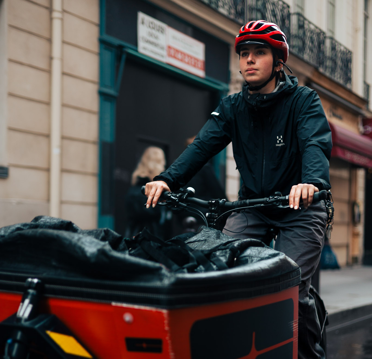 Une coursière de chez Cargonautes sur son vélo en pleine tournée