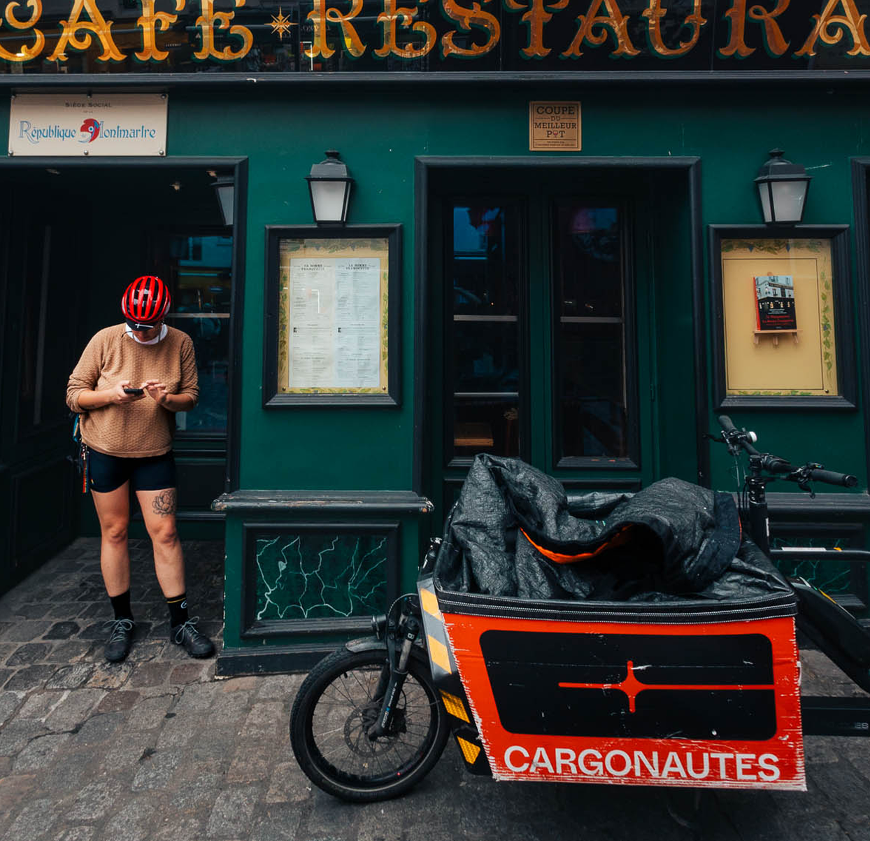 Une coursière qui est arrivée à destination et qui valide sa livraison sur le logiciel Cyke.