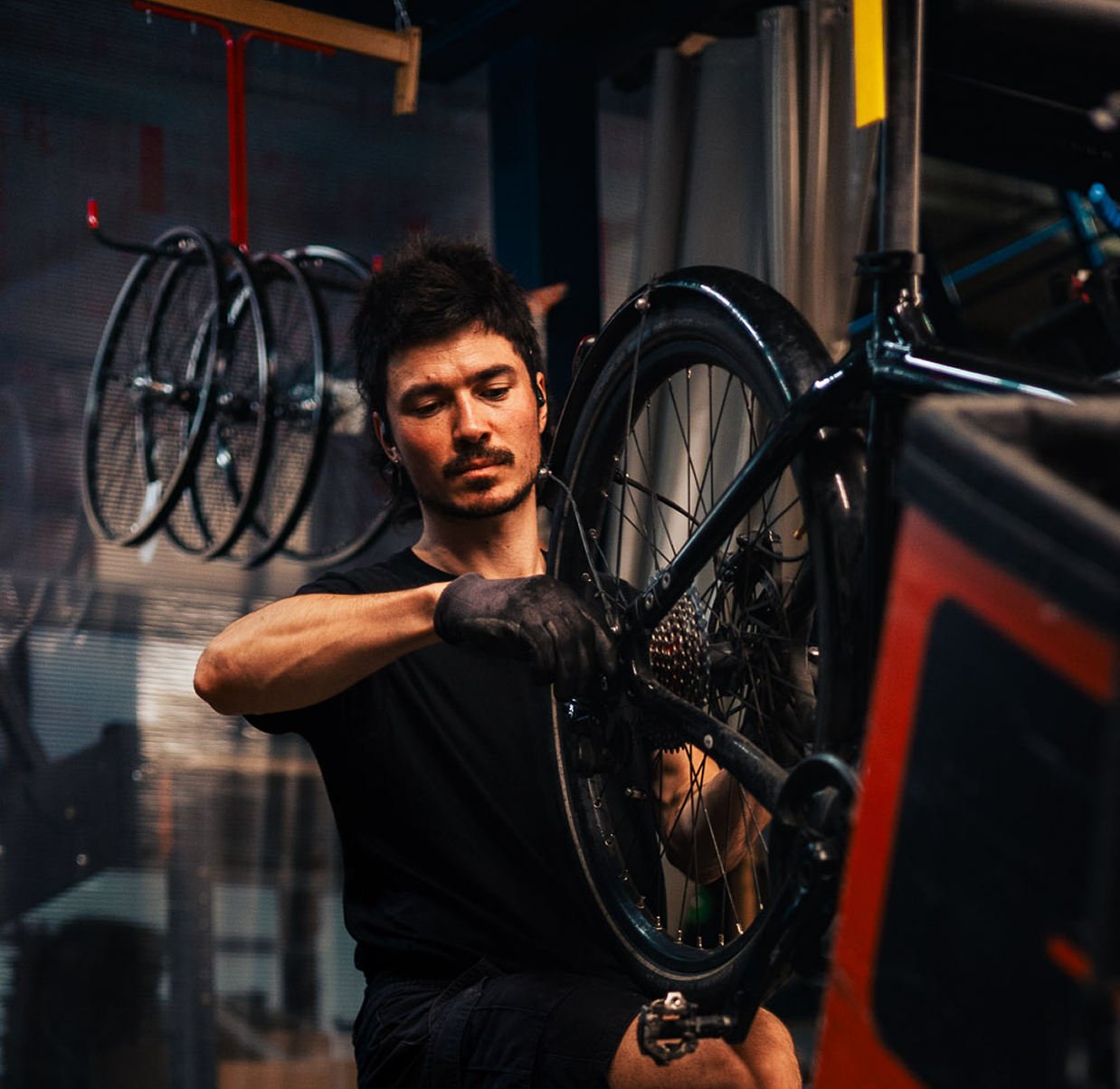 Le mécanicien de Cargonautes qui répare la transmission d'un vélo Cargo