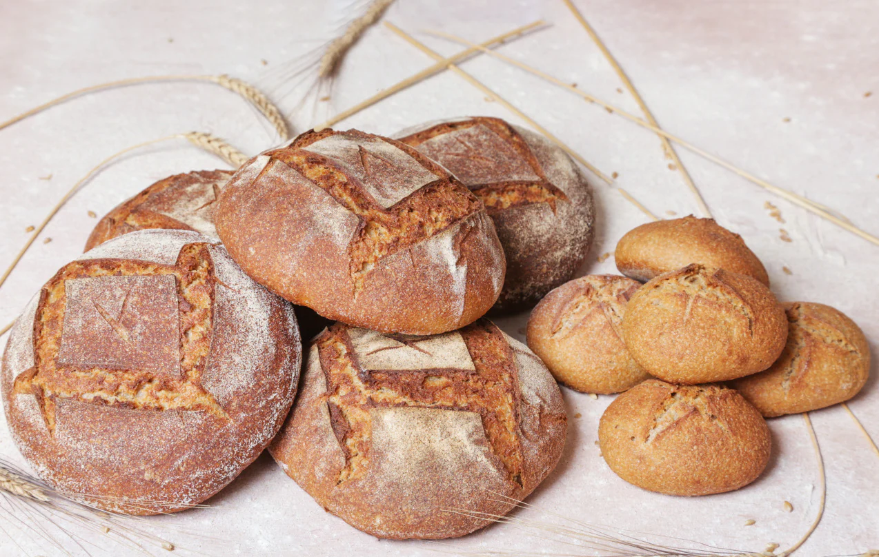 Plusieurs miche de pains qui sont livrées quotidiennement par Cargonautes.