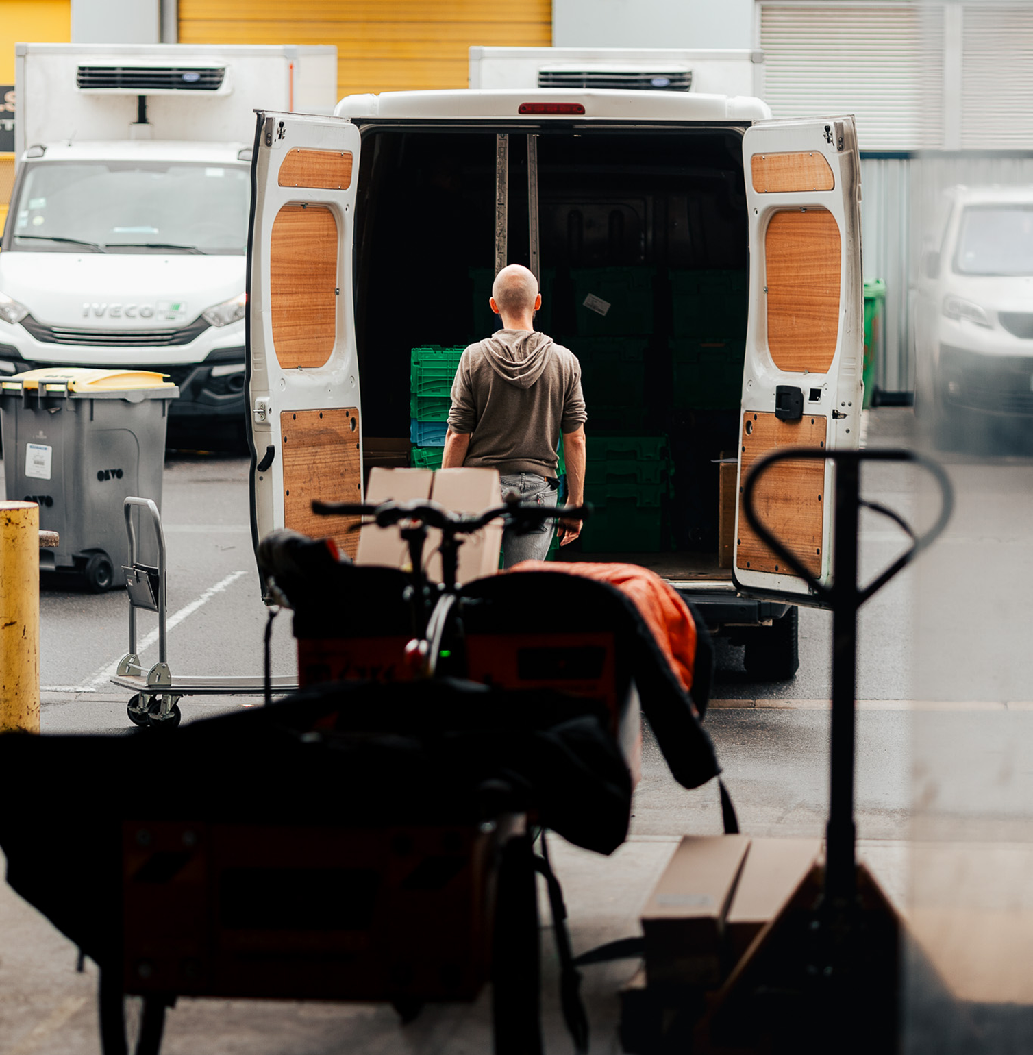 Un coursier entrain de porter un carton.