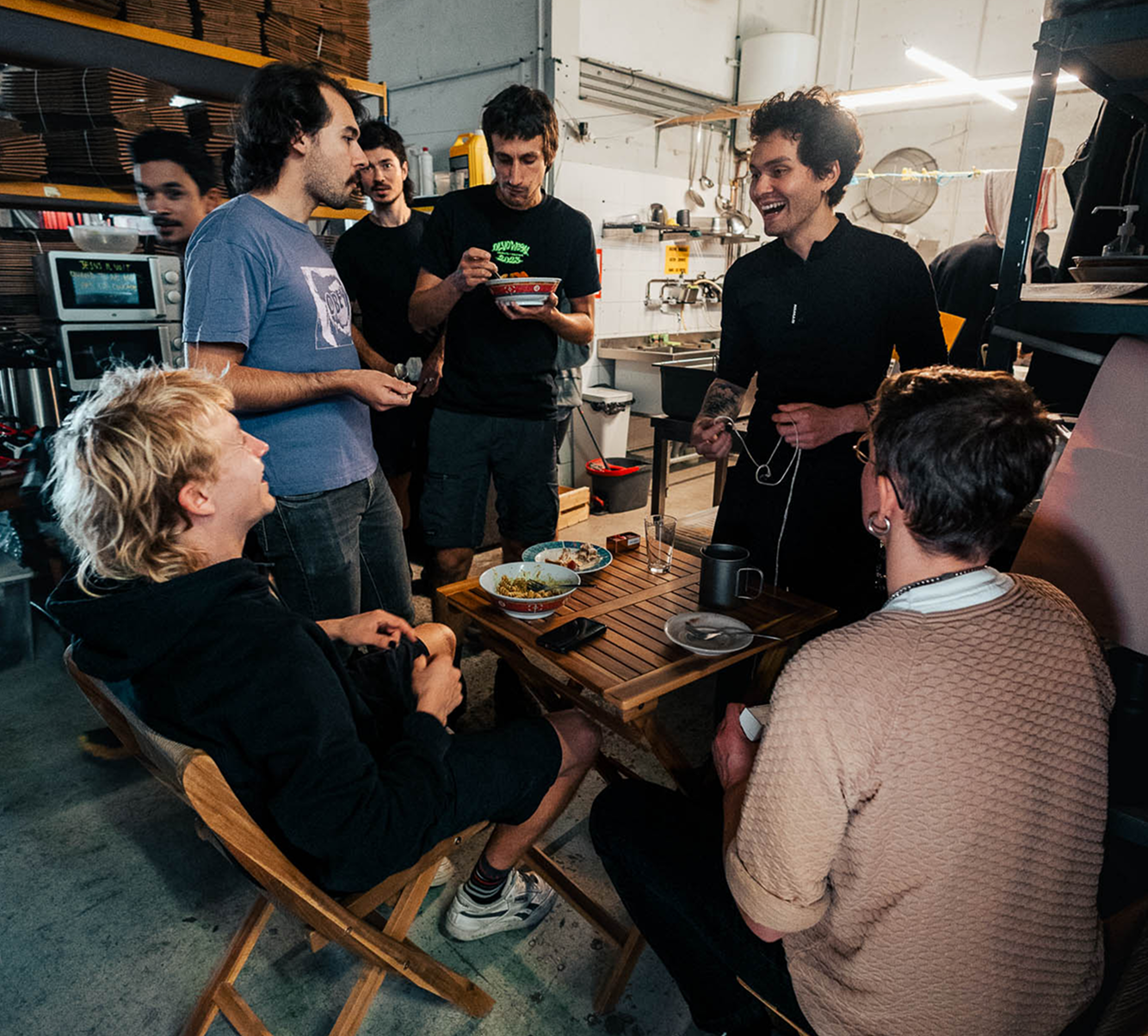 Une partie des membres de l'équipe qui discute autour d'un repas