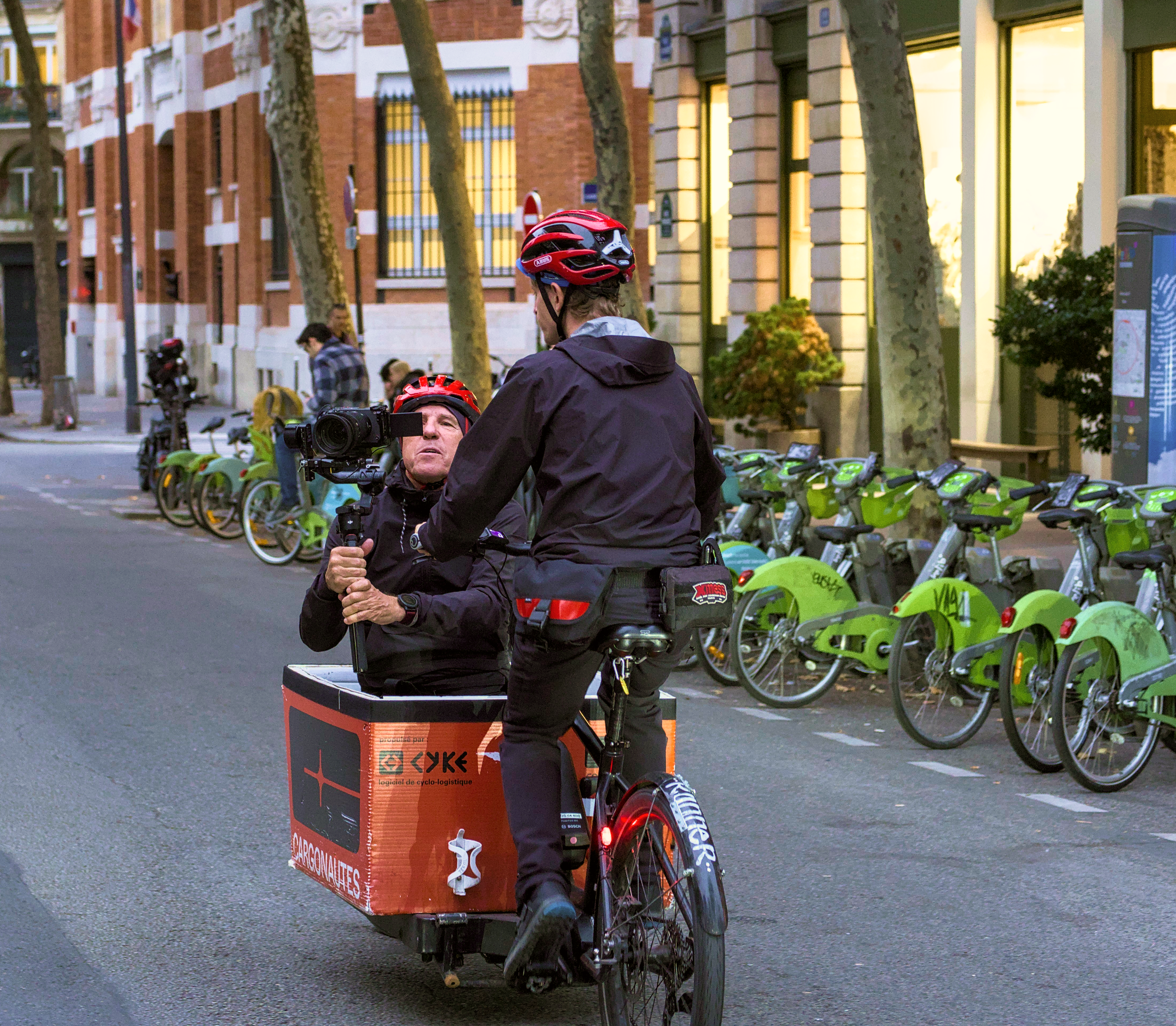 Un tournage en cours à bord d'un vélo cargo.