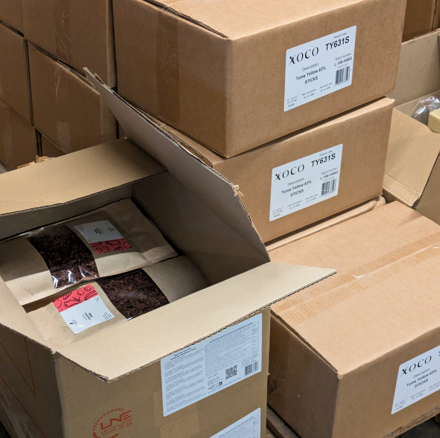 Les colis de Xoco Gourmet rangés dans l'entrepôt de Cargonaute en attendant d'être livrés